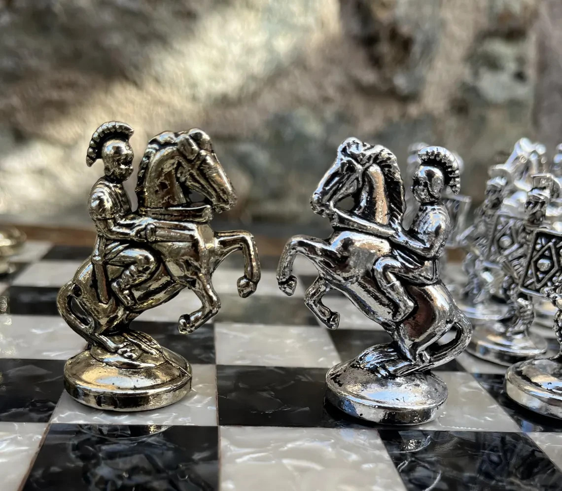 Luxusní šachová sada Římská říše – Ručně vykládaná dřevěná šachovnice a kovové figurky