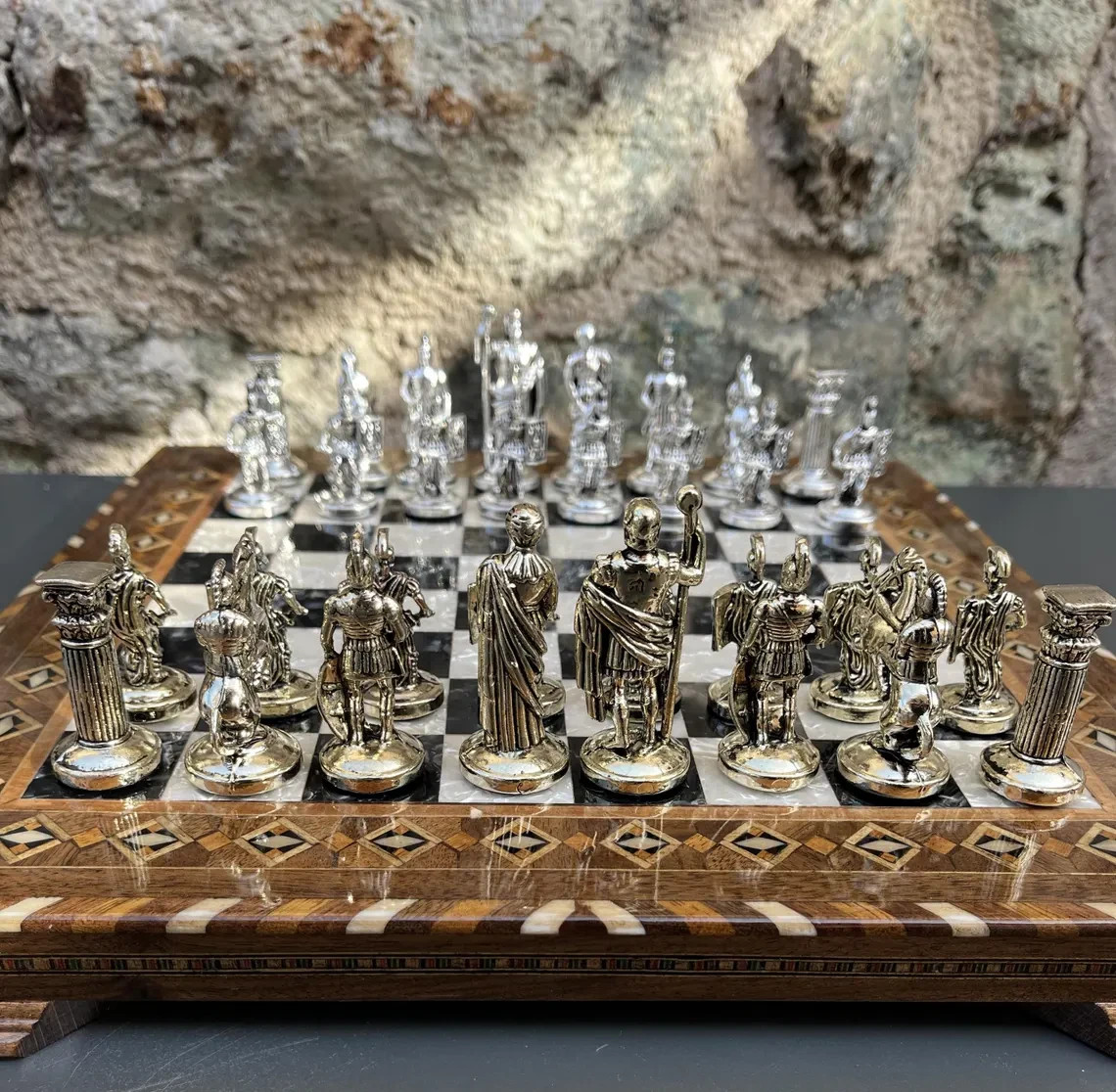 Luxusní šachová sada Římská říše – Ručně vykládaná dřevěná šachovnice a kovové figurky