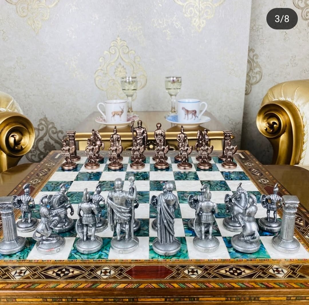 Luxusní římská šachová sada – Ručně vykládaná dřevěná deska a kovové figurky