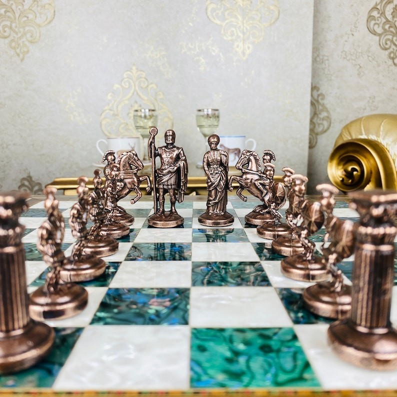 Luxusní římská šachová sada – Ručně vykládaná dřevěná deska a kovové figurky