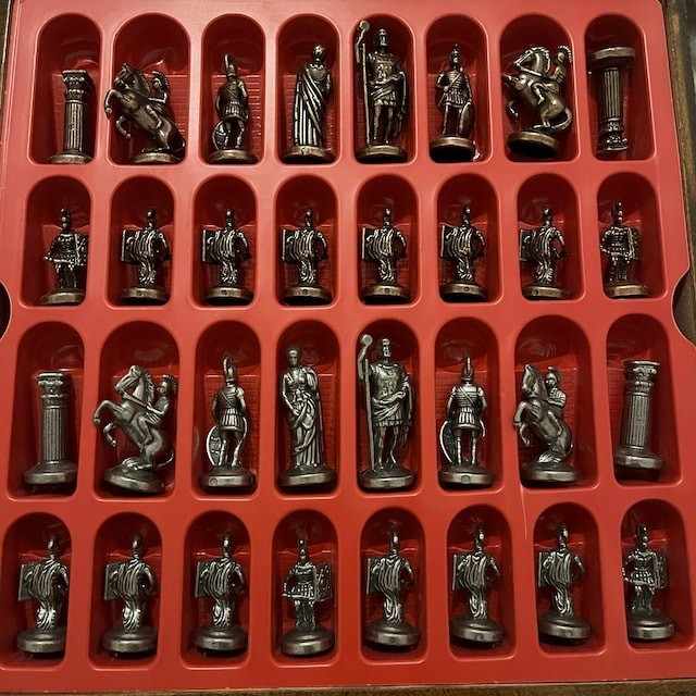 Luxusní římská šachová sada – Ručně vykládaná dřevěná deska a kovové figurky