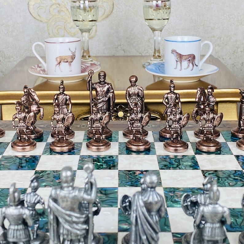 Luxusní římská šachová sada – Ručně vykládaná dřevěná deska a kovové figurky