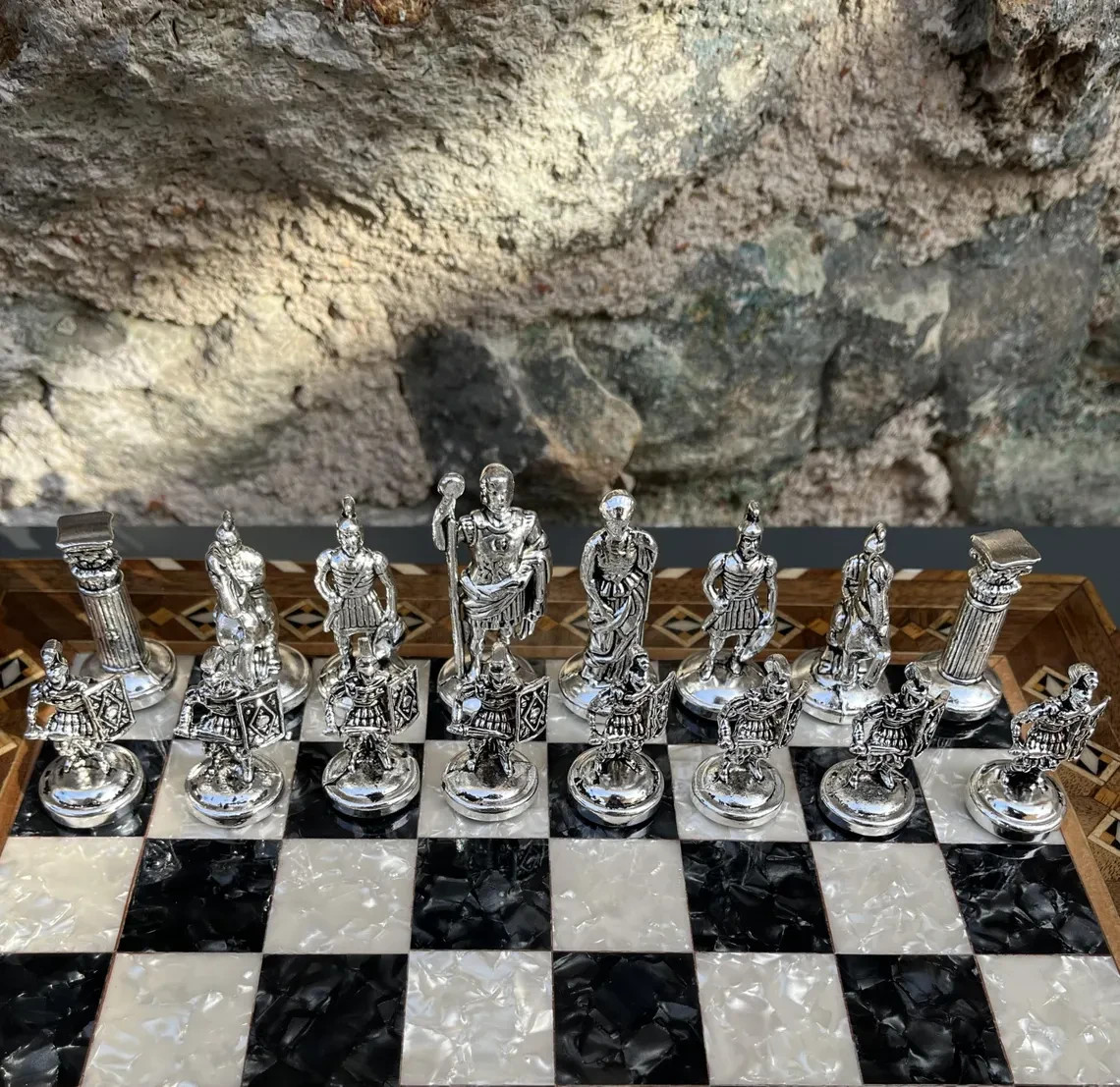Luxusní šachová sada Římská říše – Ručně vykládaná dřevěná šachovnice a kovové figurky