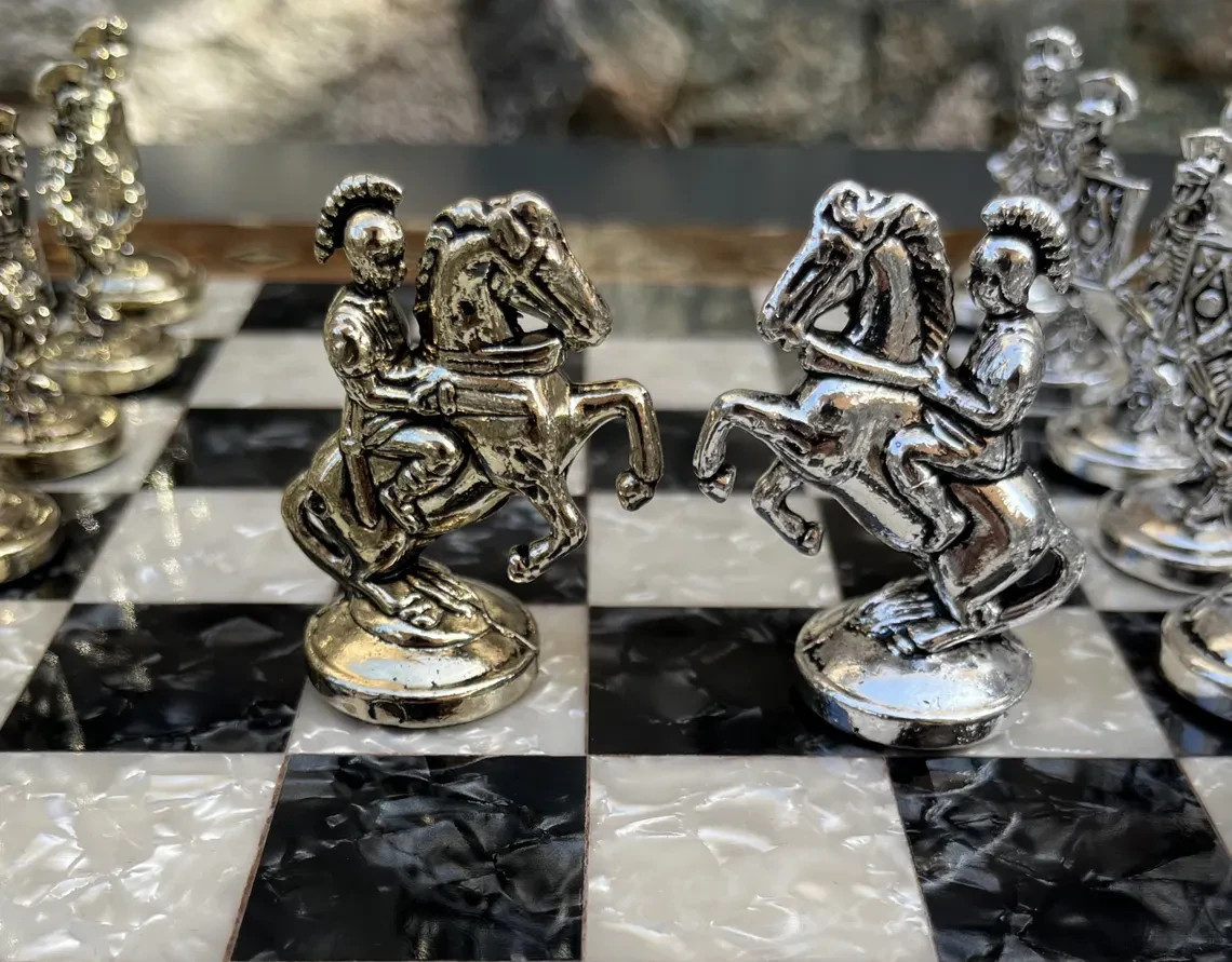 Luxusní šachová sada Římská říše – Ručně vykládaná dřevěná šachovnice a kovové figurky