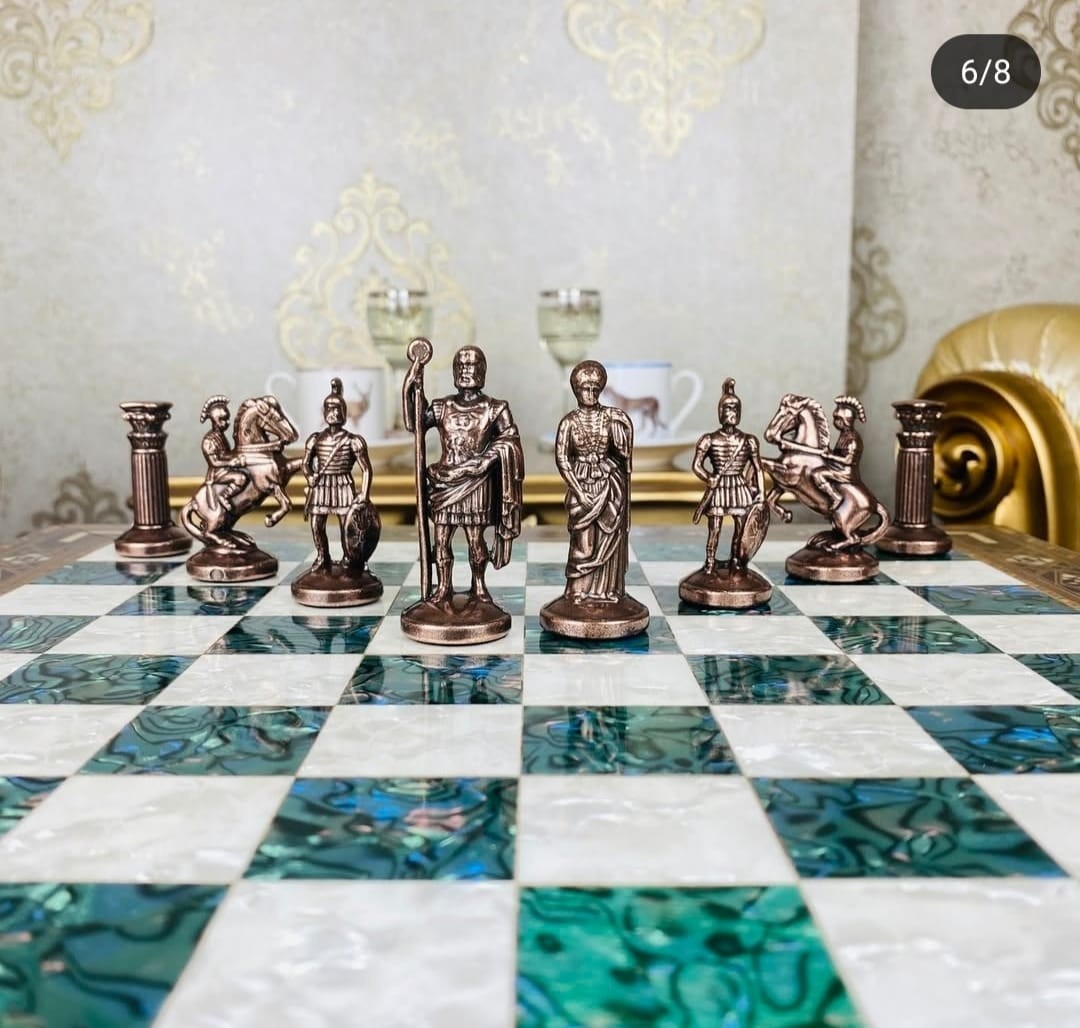 Luxusní římská šachová sada – Ručně vykládaná dřevěná deska a kovové figurky