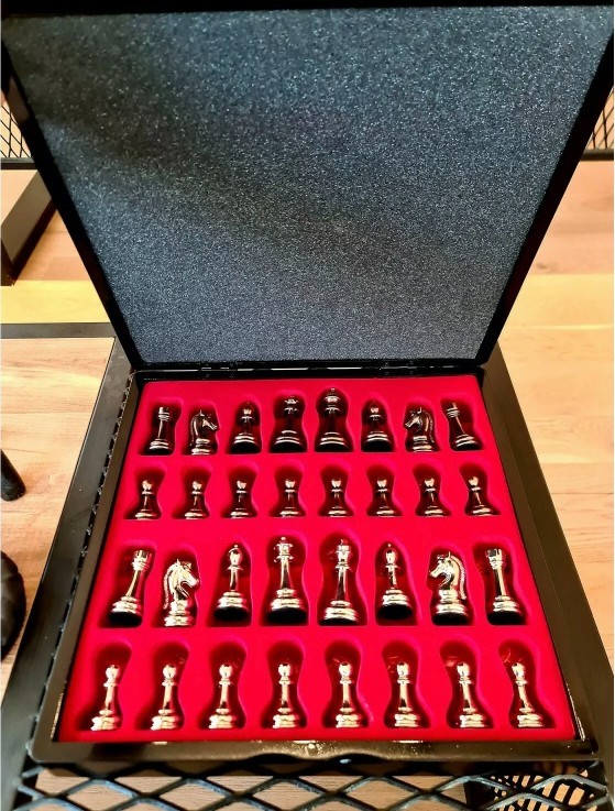 Luxusní šachová sada s úložným boxem – 37 cm (14,5") mramorový design a kovové figurky
