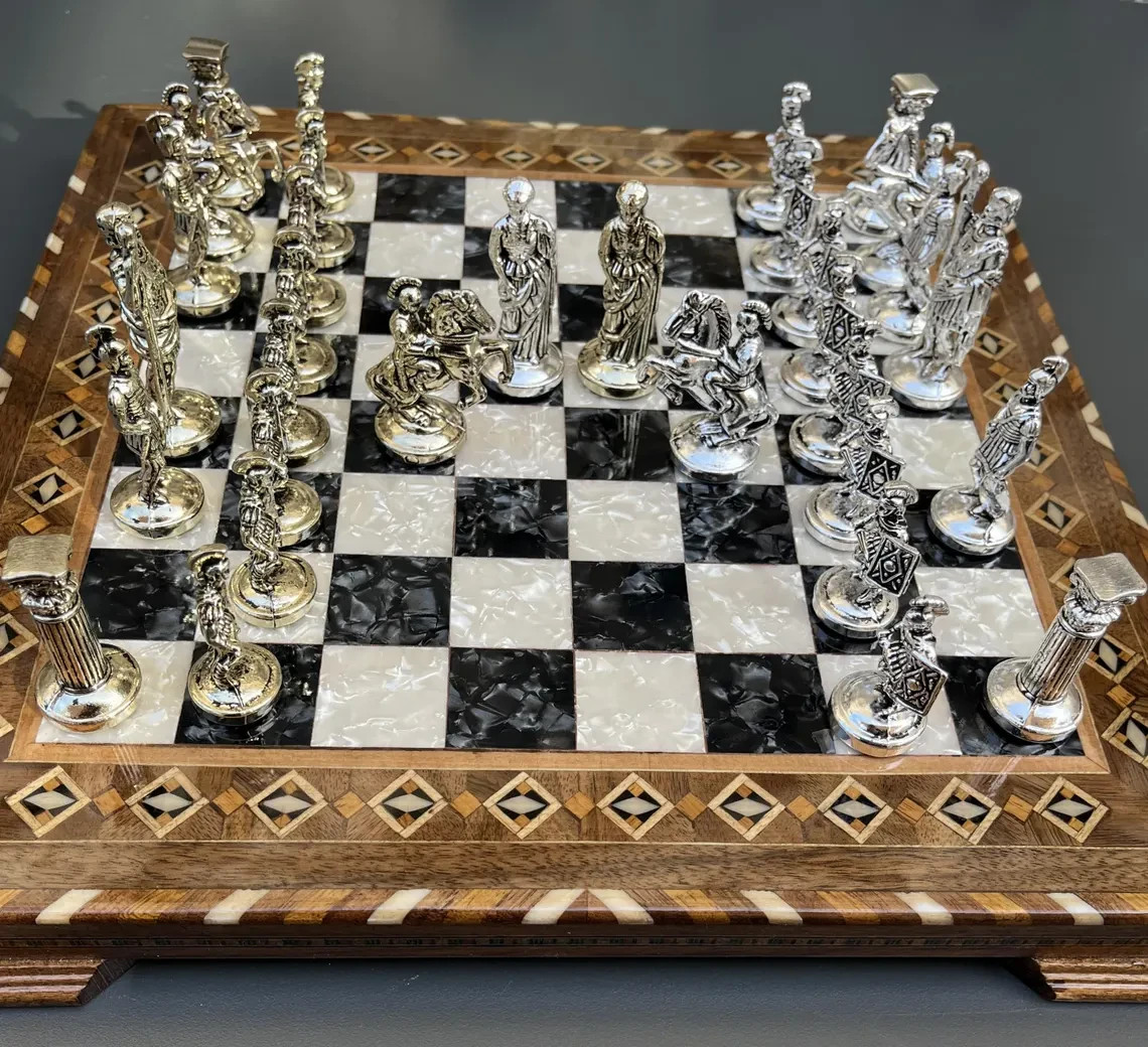 Luxusní šachová sada Římská říše – Ručně vykládaná dřevěná šachovnice a kovové figurky