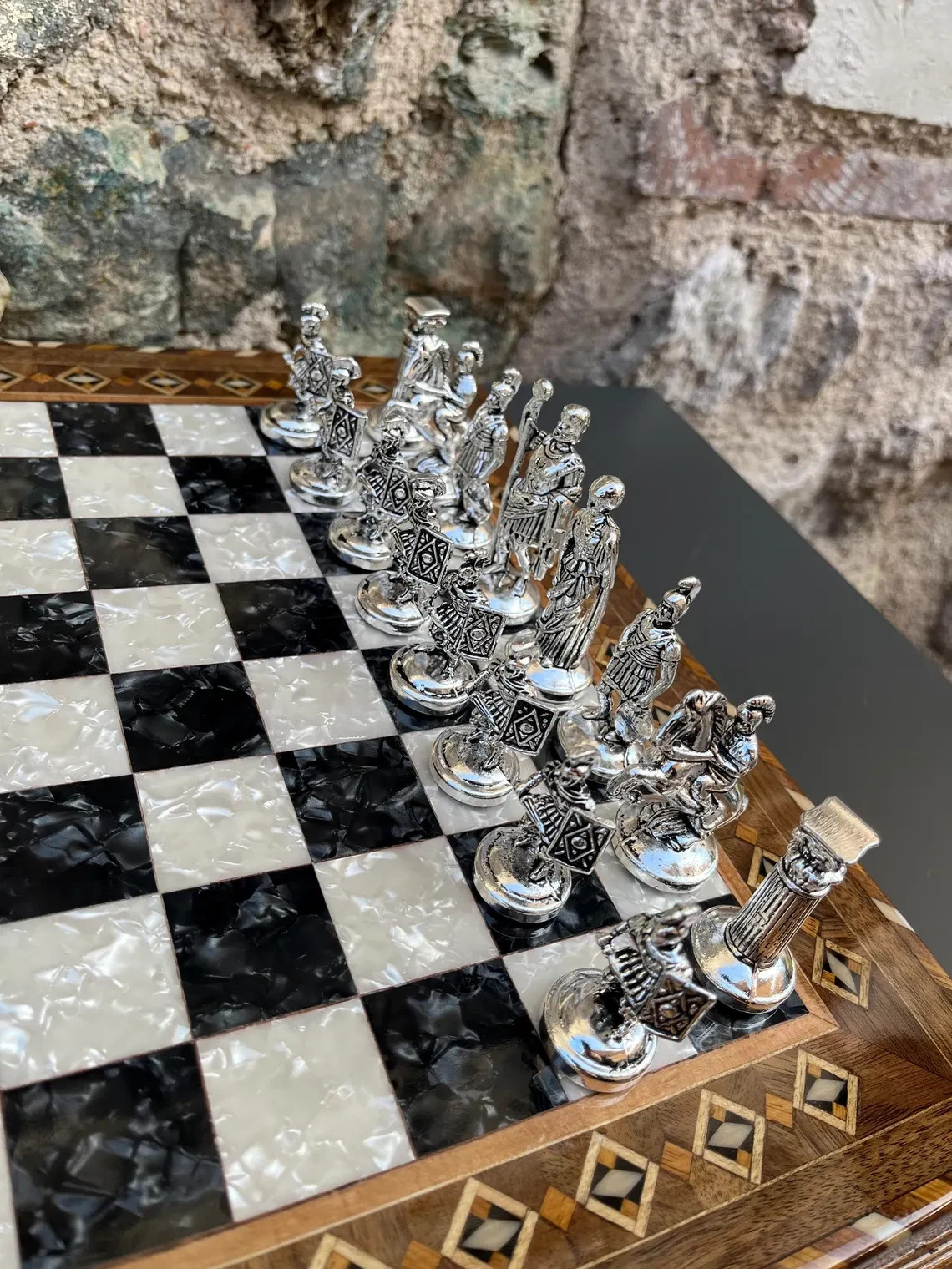 Luxusní šachová sada Římská říše – Ručně vykládaná dřevěná šachovnice a kovové figurky