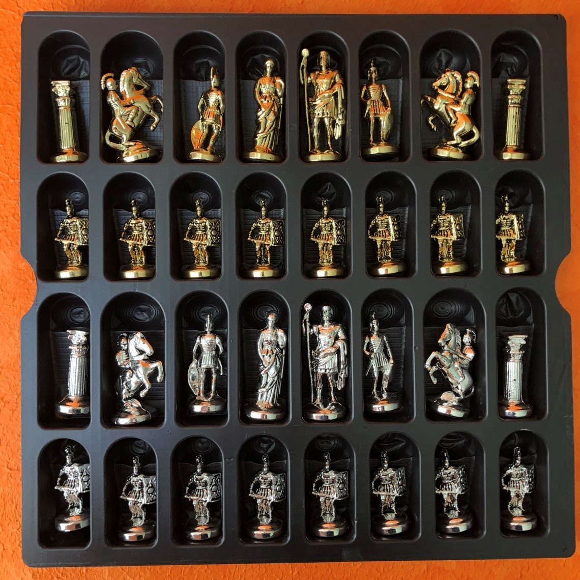 Luxusní šachová sada Římská říše – Ručně vykládaná dřevěná šachovnice a kovové figurky
