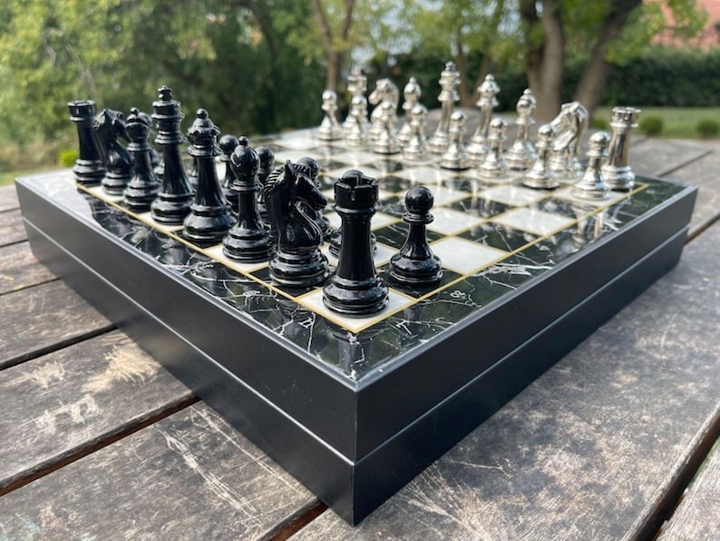 Luxusní šachová sada s úložným prostorem 37cm mramor a dřevěná deska ruční výroby
