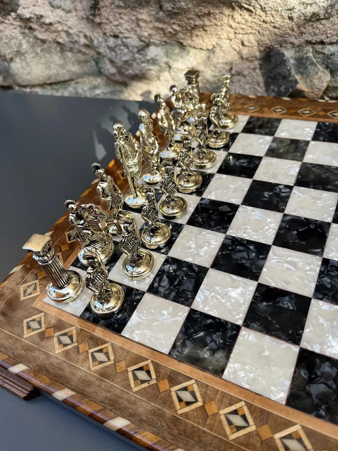Luxusní šachová sada Římská říše – Ručně vykládaná dřevěná šachovnice a kovové figurky