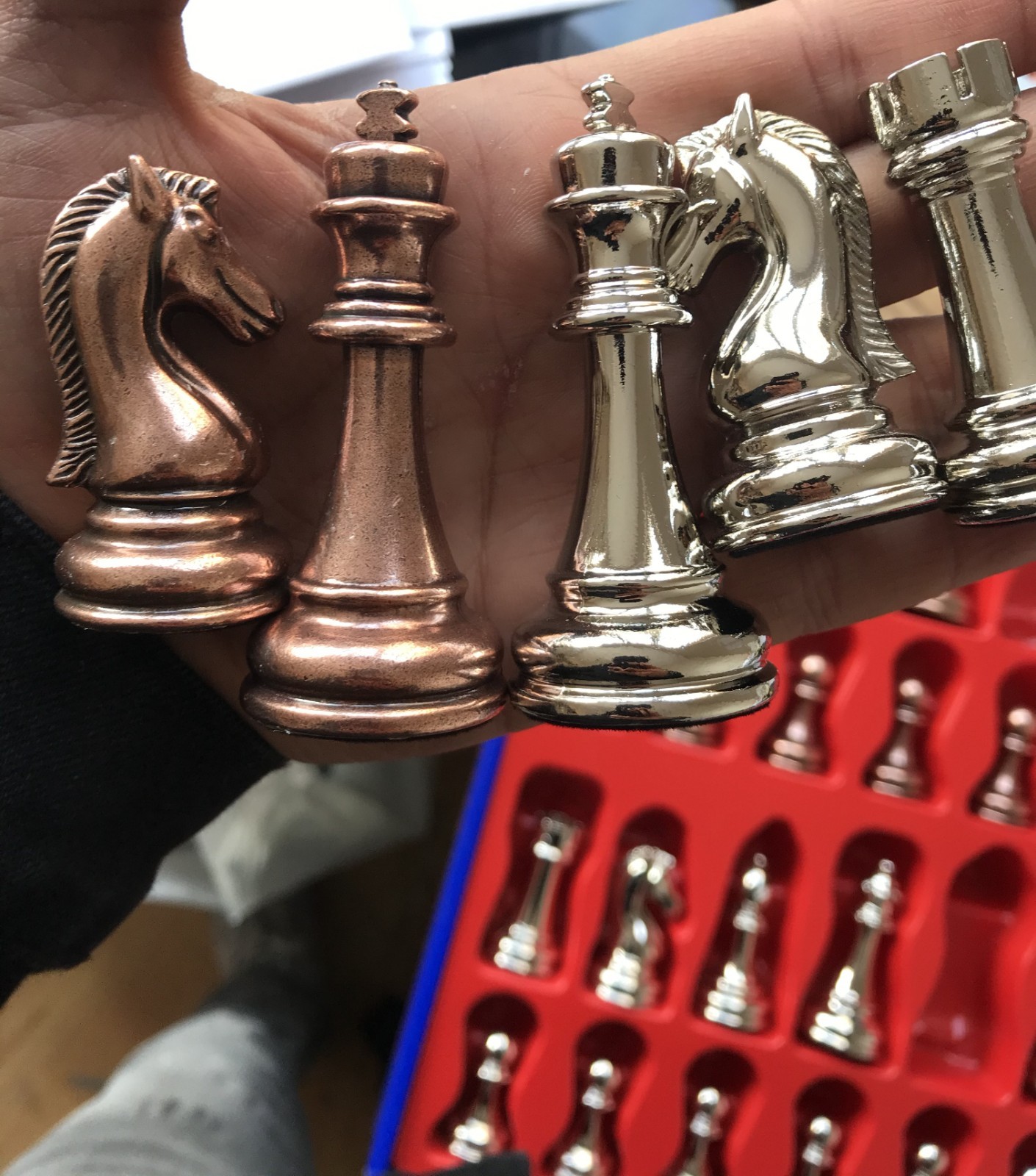 Luxusní šachová sada s úložným boxem – 37 cm (14,5") mramorový design a kovové figurky