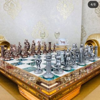 Luxusní římská šachová sada – Ručně vykládaná dřevěná deska a kovové figurky