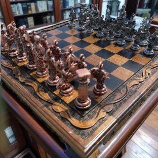 Ručně vyráběná šachová sada Římské říše - starožitná ořechová deska, luxusní dárek 🎁