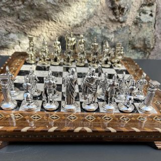 Luxusní šachová sada Římská říše – Ručně vykládaná dřevěná šachovnice a kovové figurky
