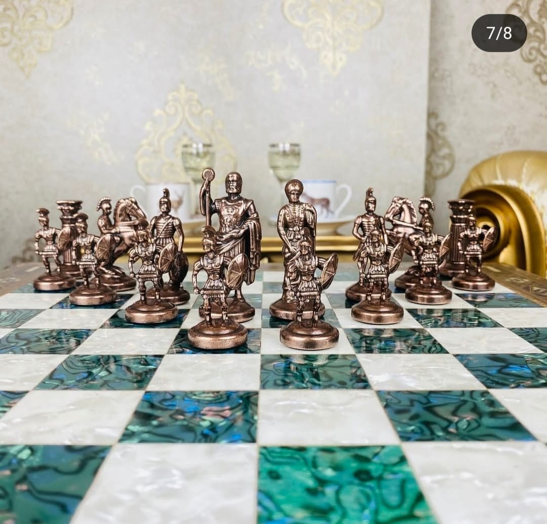 Luxusní římská šachová sada – Ručně vykládaná dřevěná deska a kovové figurky