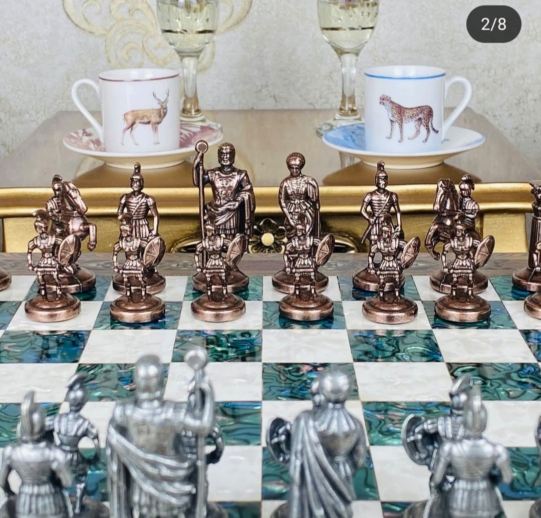 Luxusní římská šachová sada – Ručně vykládaná dřevěná deska a kovové figurky